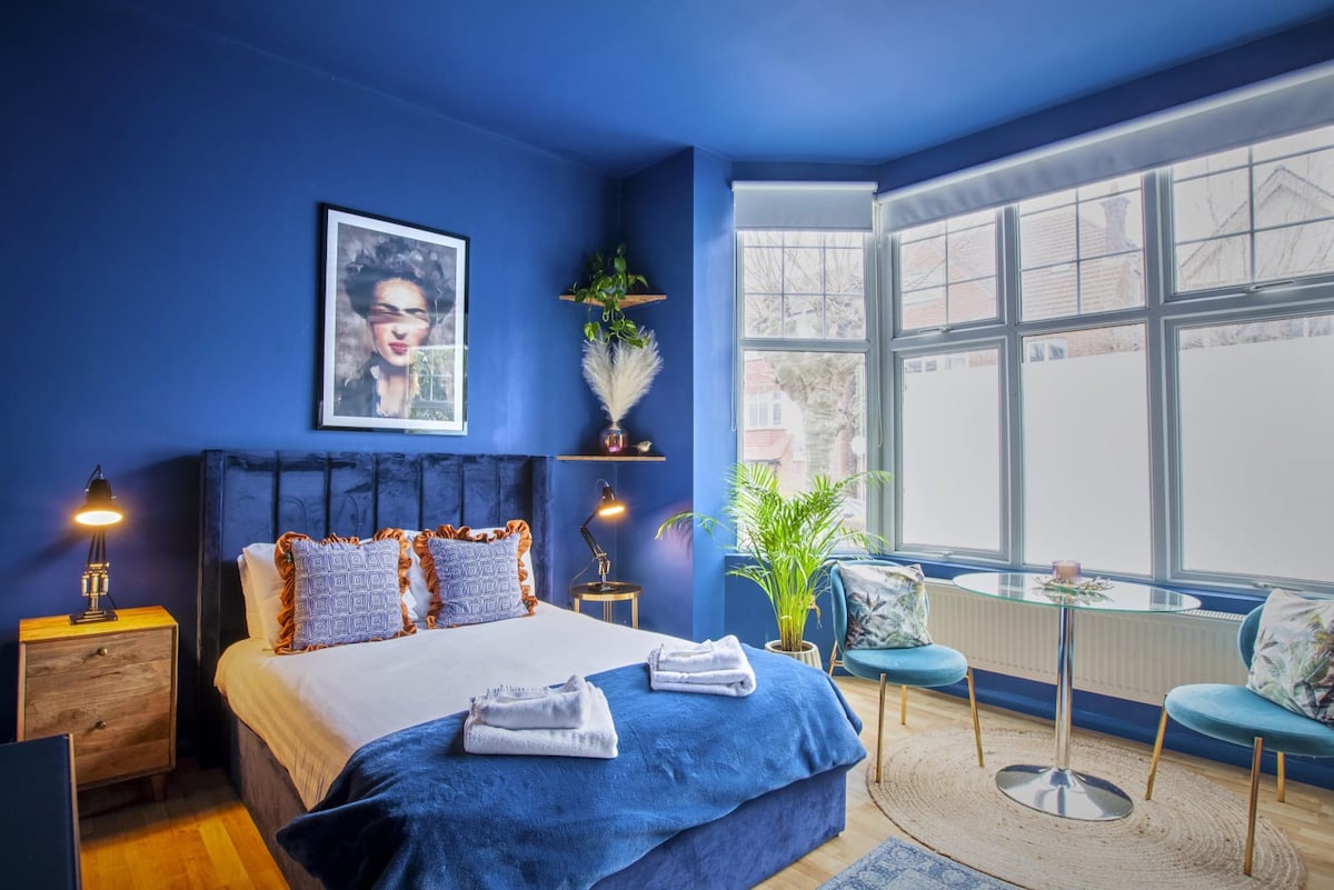 Bold, Blue, Boho Studio In London - Sleeps 4