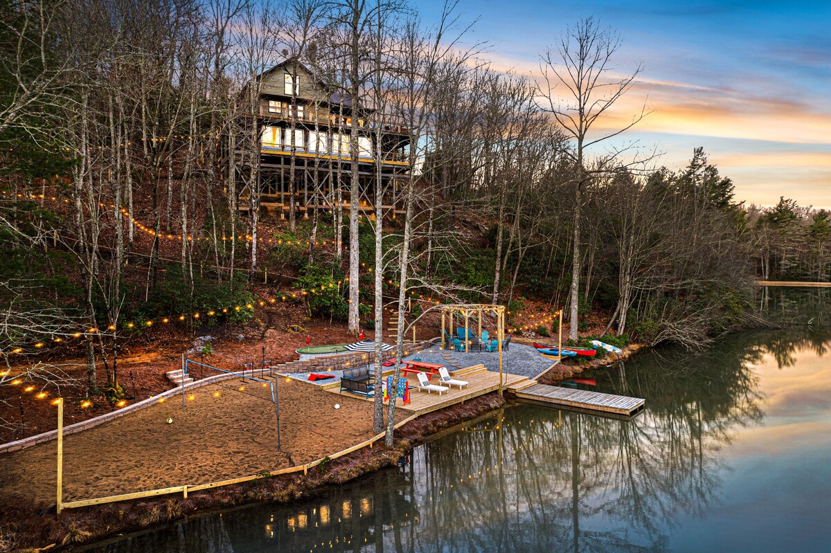 Treetop Lakehouse: A luxurious scenic Retreat