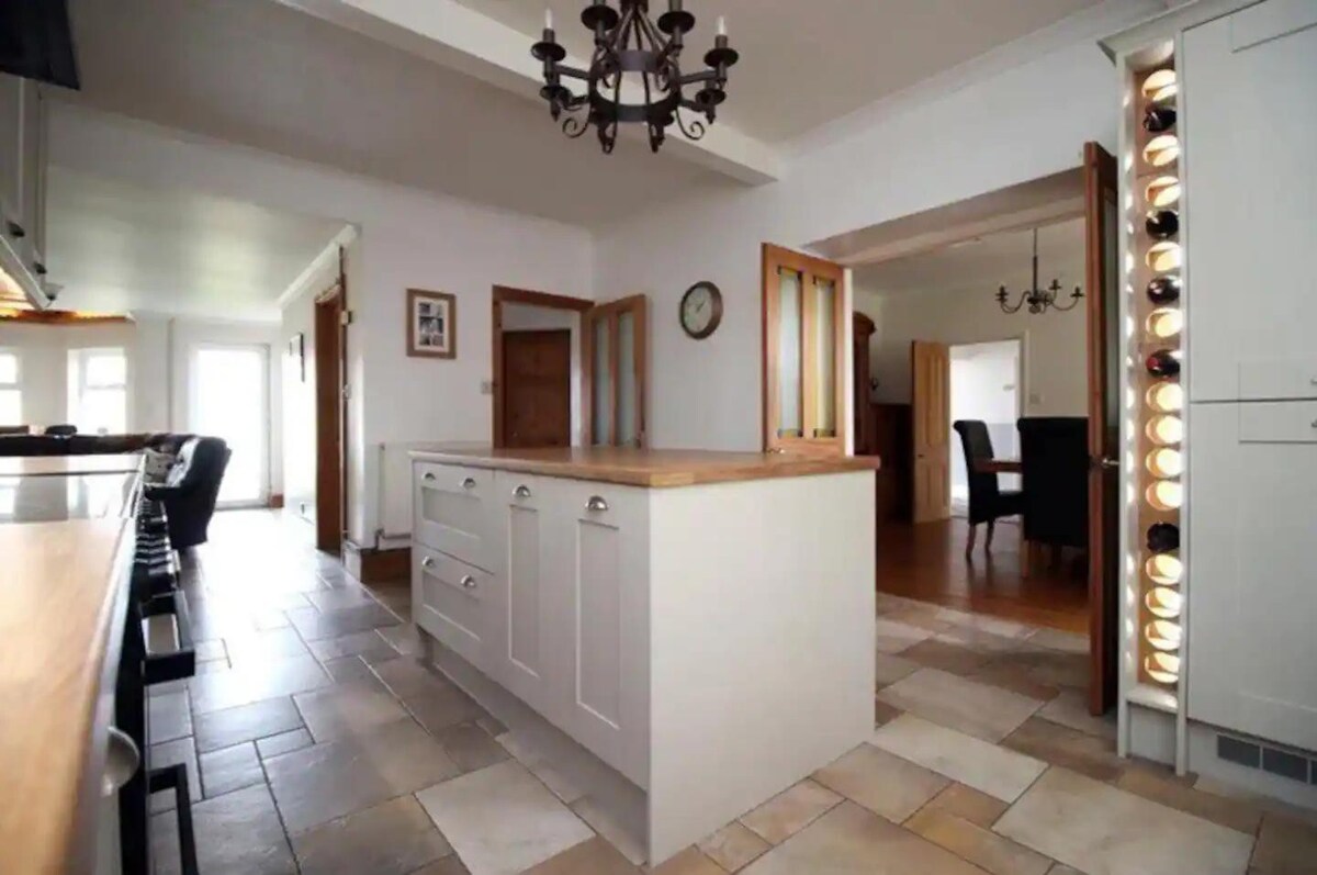 An amazing large 7-Bed House in Porthcawl
