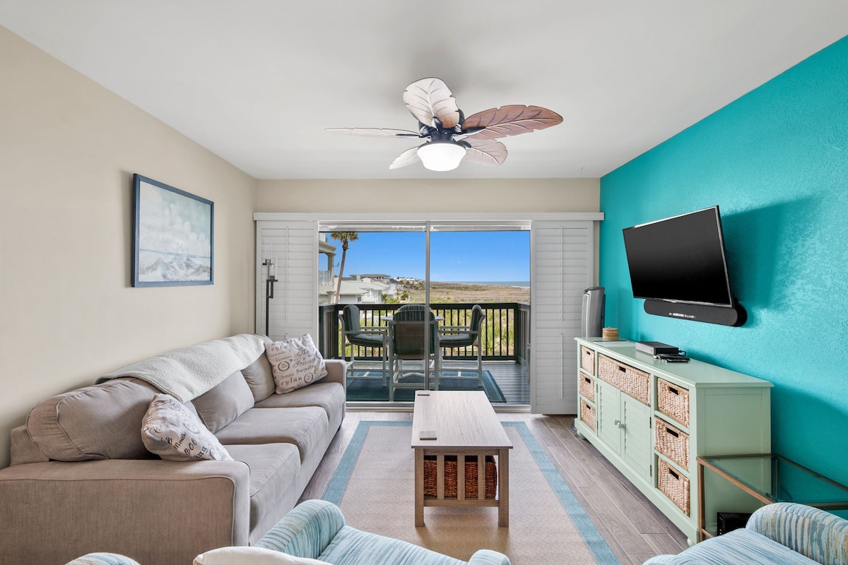 Coastal Charm: Elegant Beachside Condo with Pool