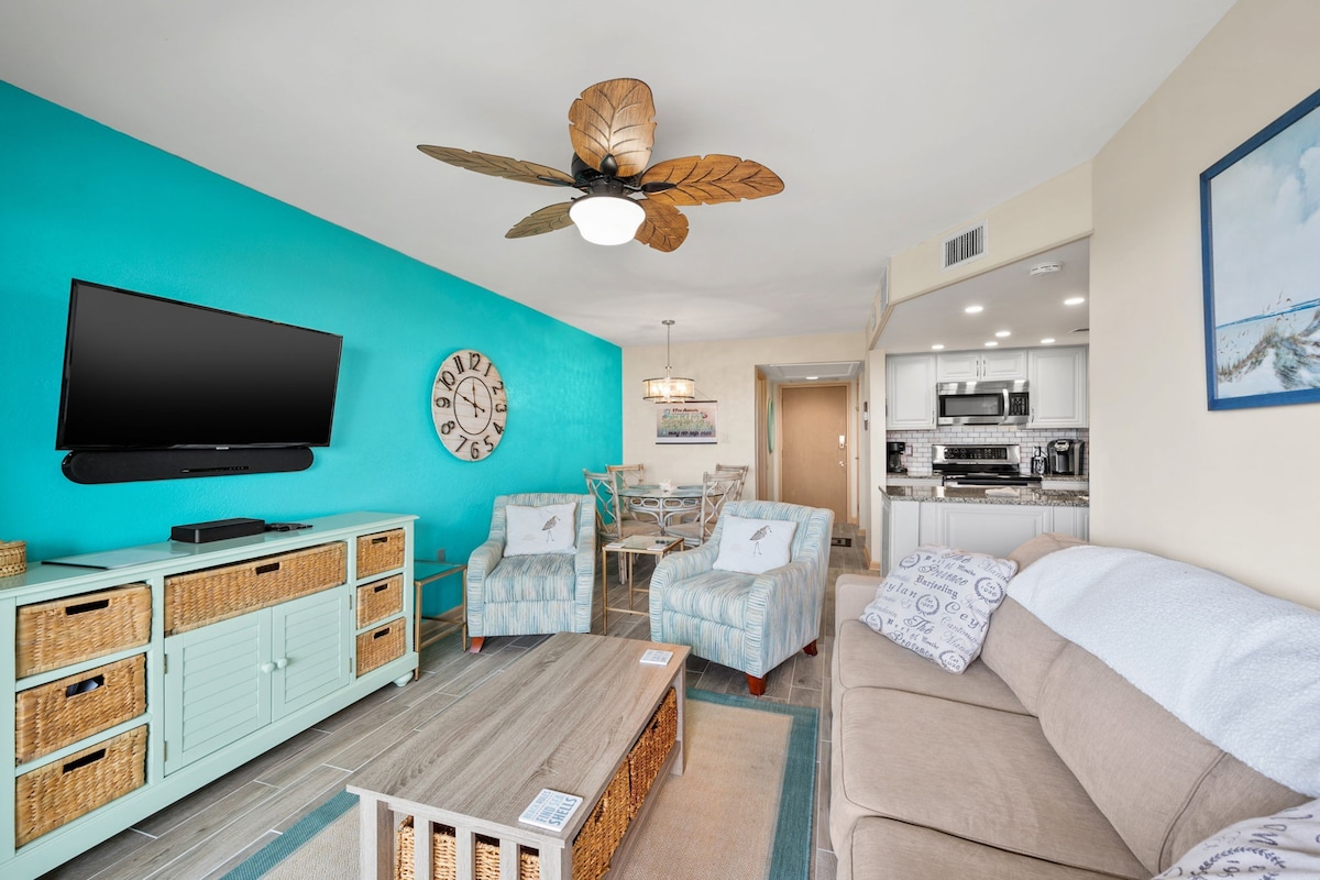 Coastal Charm: Elegant Beachside Condo with Pool