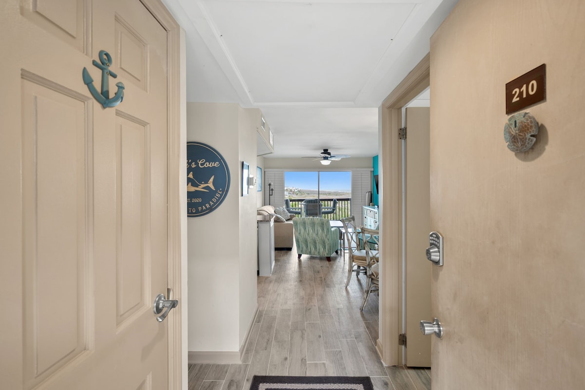 Coastal Charm: Elegant Beachside Condo with Pool