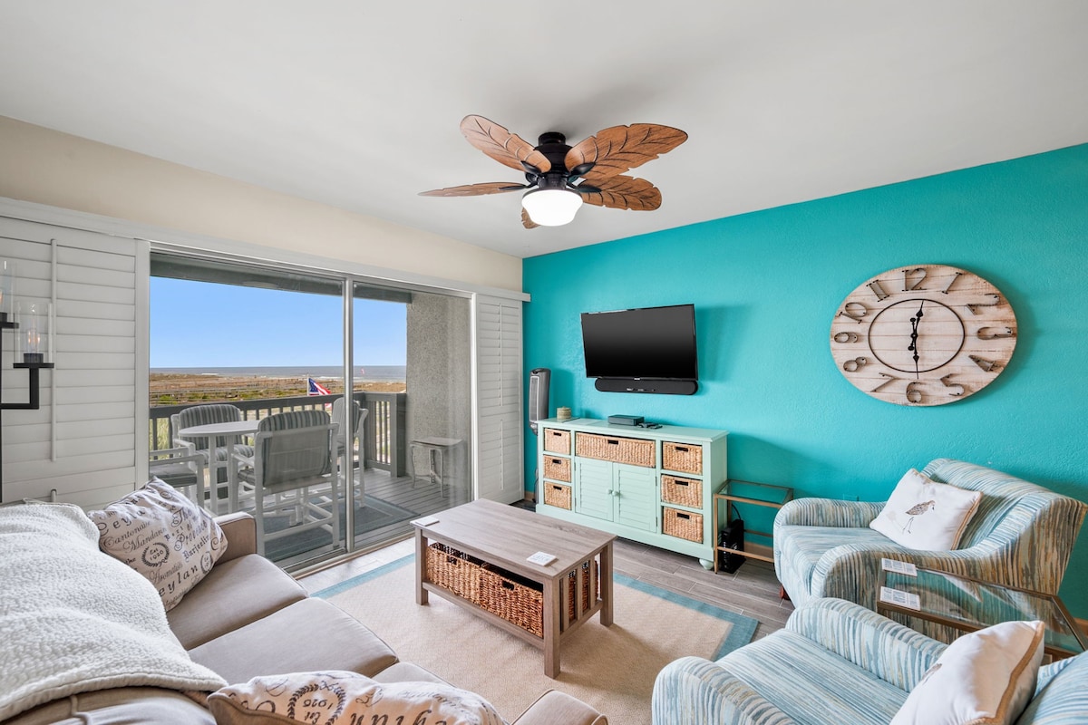 Coastal Charm: Elegant Beachside Condo with Pool