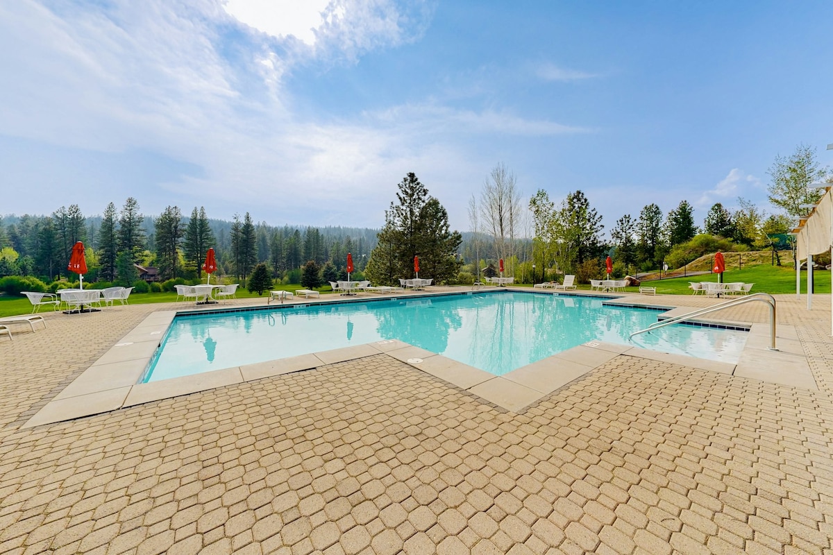 2BR with mountain view, fireplace, pool, golf