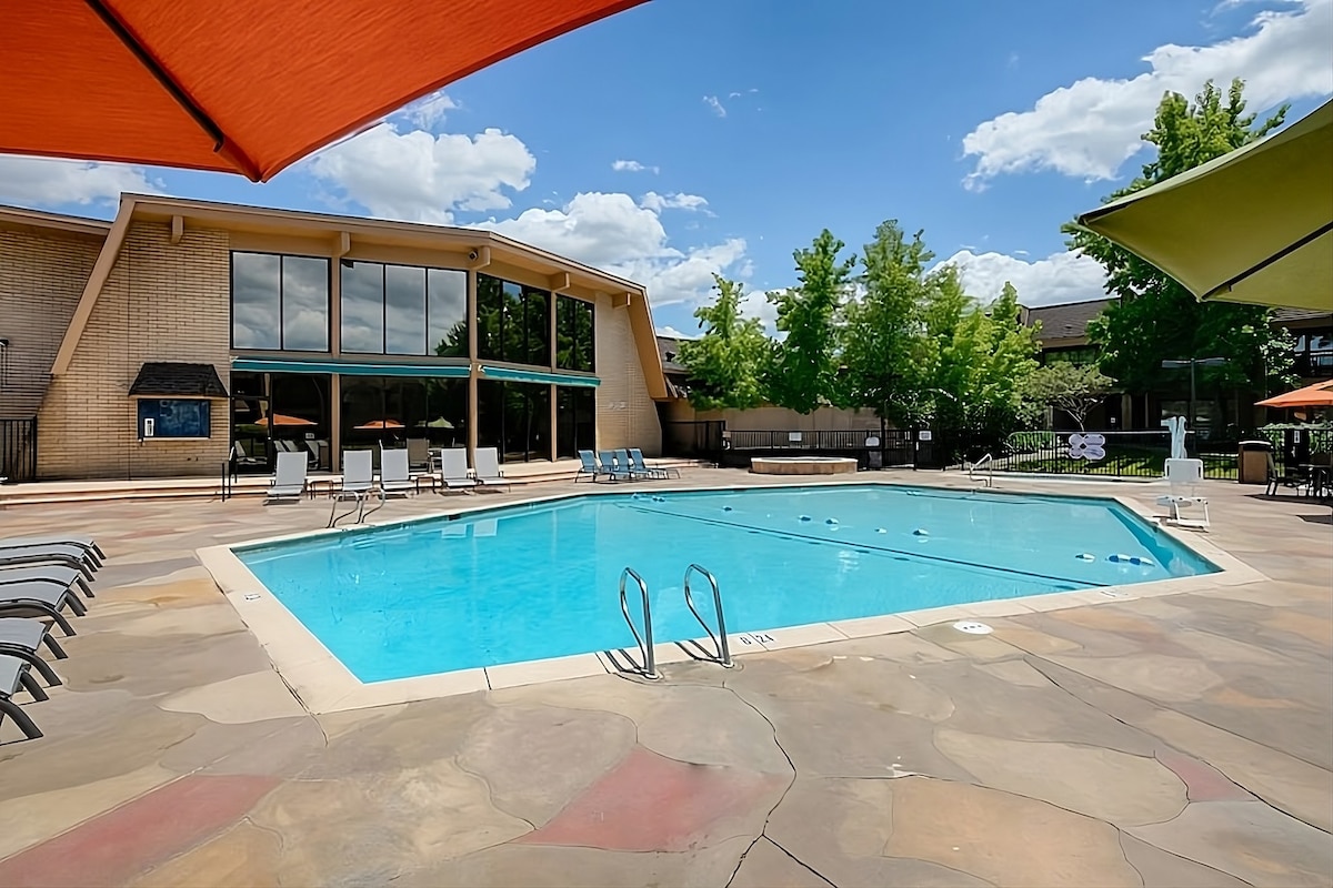 Relax and Unwind! Outdoor Pool, Pets Allowed!