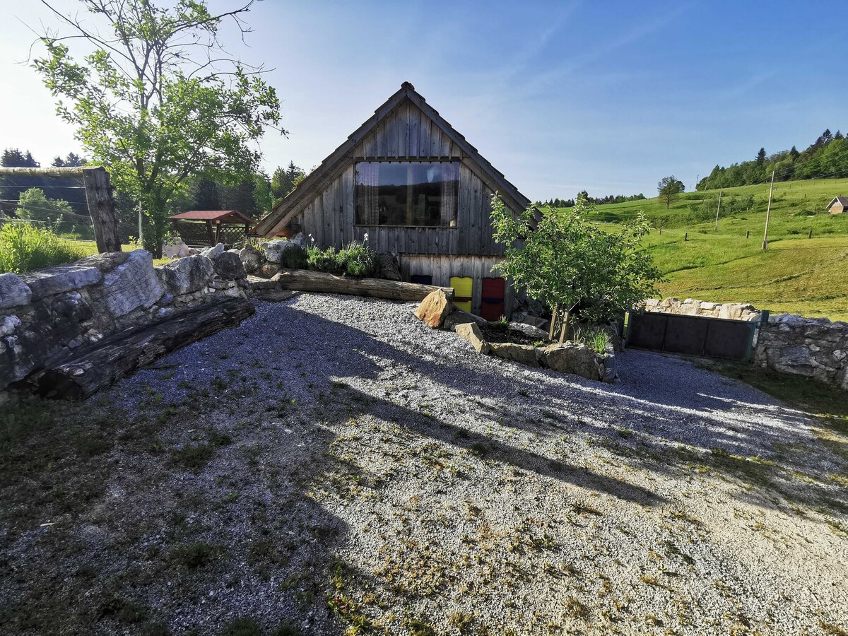 岩石上的小屋，配有热水浴缸和桑拿房