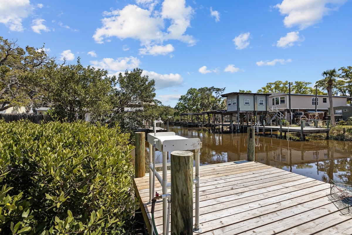 Blue Oyster- Canal Home, Free Kayaks & Golf Cart!