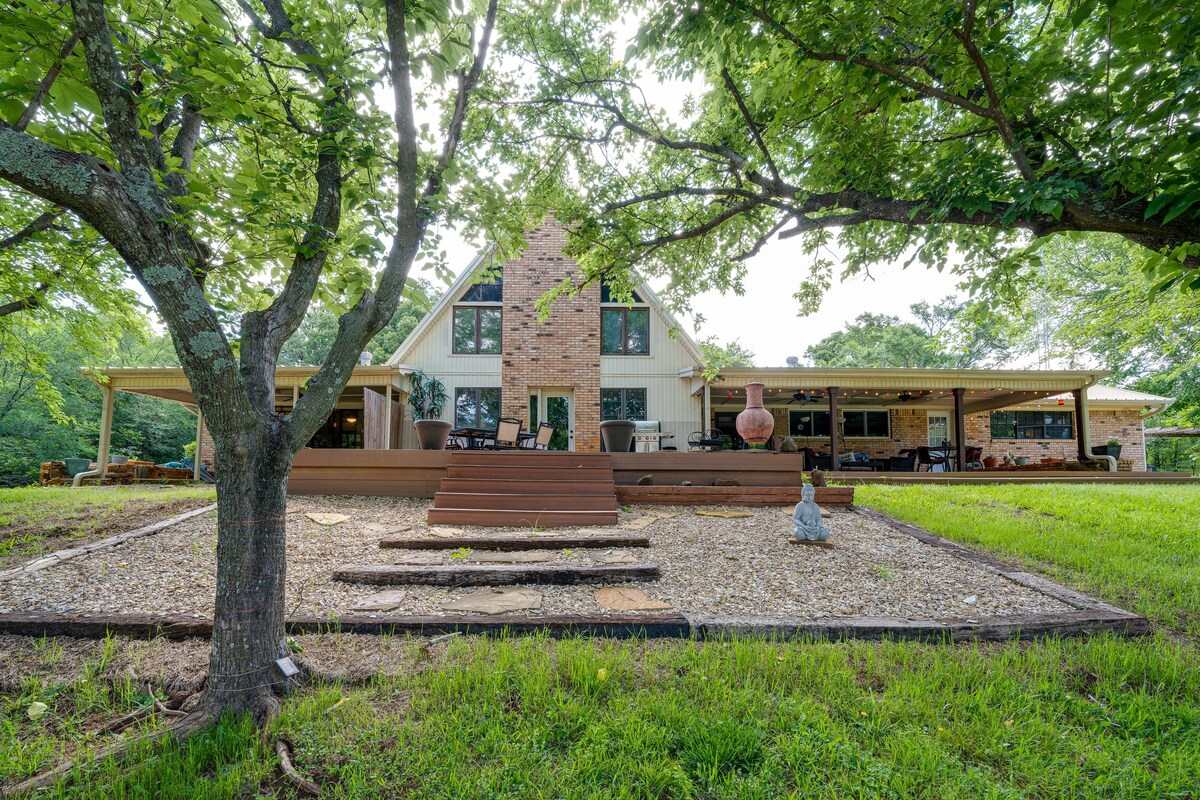 Texas Retreat w/ Deck, Grill & Spacious Yard!