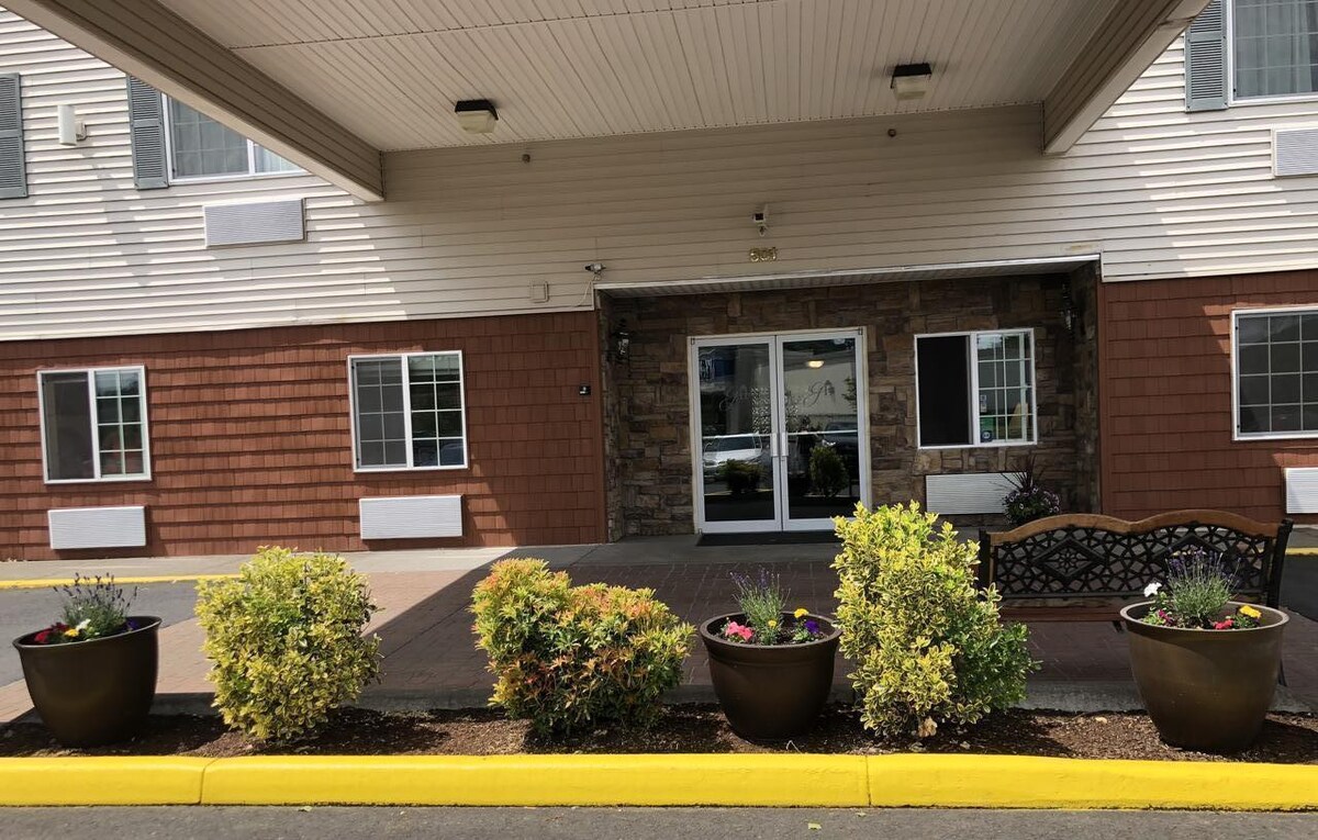 Relaxing Getaway! 2 Pet-friendly Units, Parking