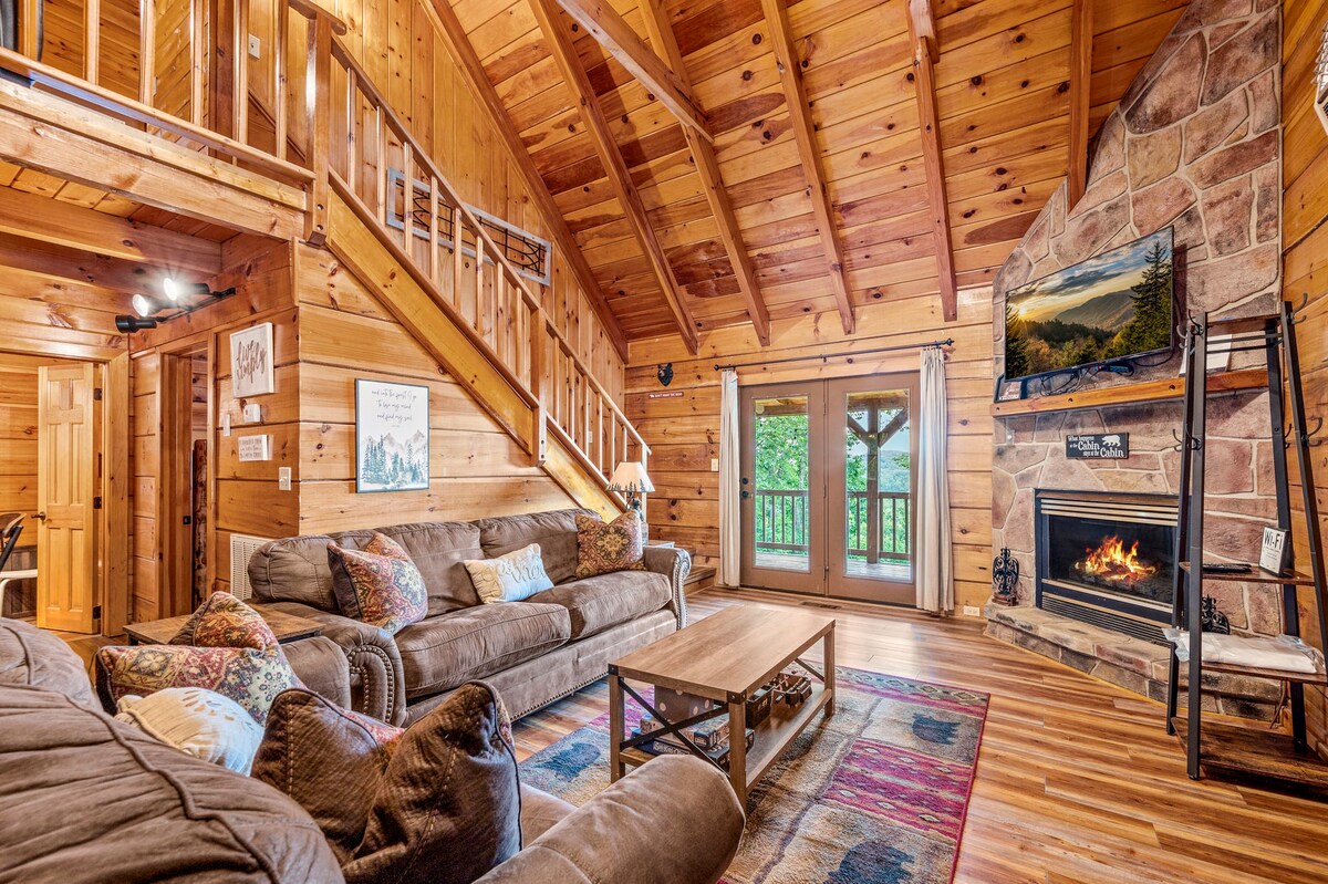 Secluded 2BR CABIN + Hot Tub/ Arcade/ VIEWS!