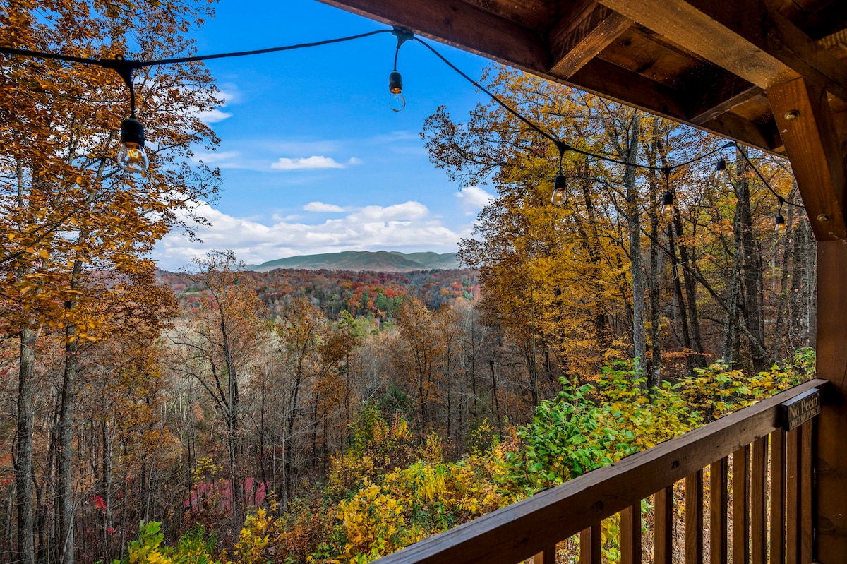 Secluded 2BR CABIN + Hot Tub/ Arcade/ VIEWS!