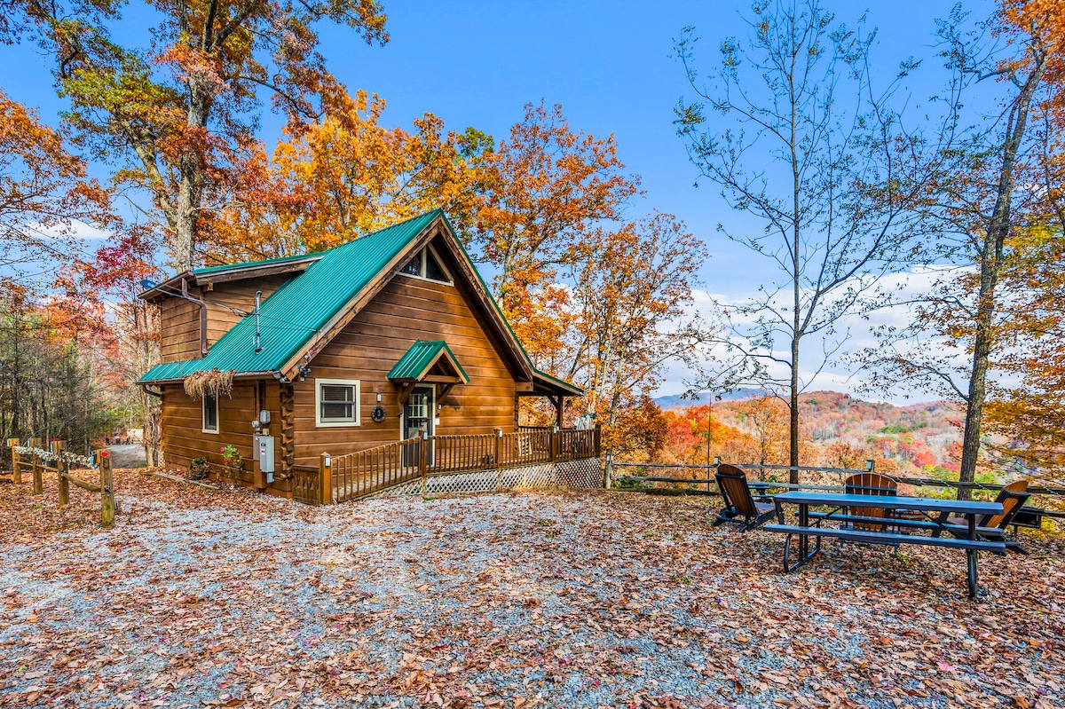 Secluded 2BR CABIN + Hot Tub/ Arcade/ VIEWS!