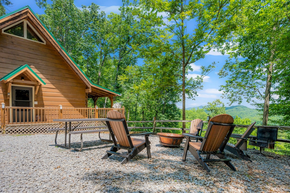 Secluded 2BR CABIN + Hot Tub/ Arcade/ VIEWS!