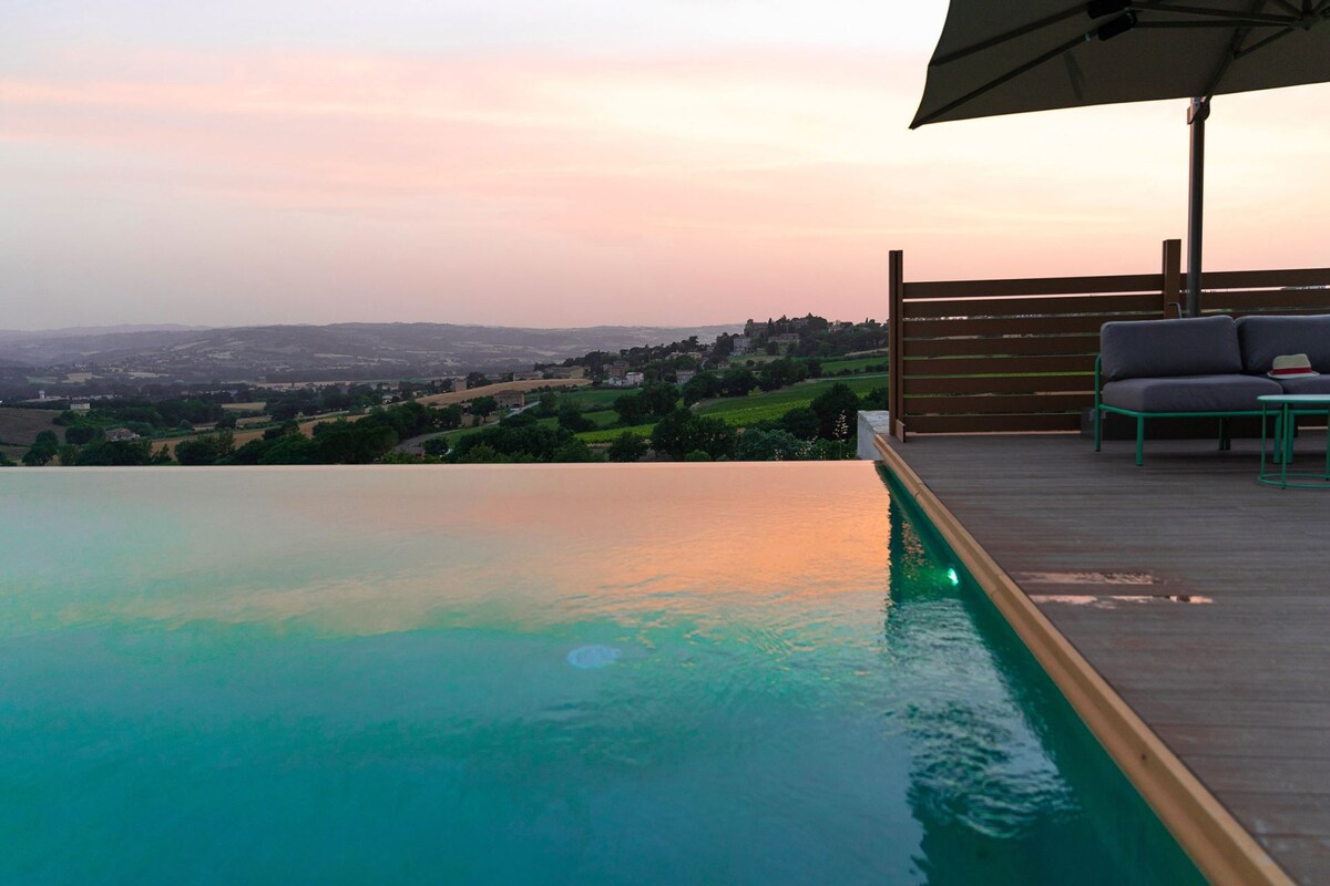Modern villa with beautiful infinity pool, ac, wif