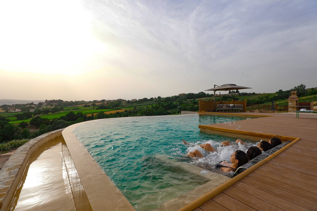 Modern villa with beautiful infinity pool, ac, wif