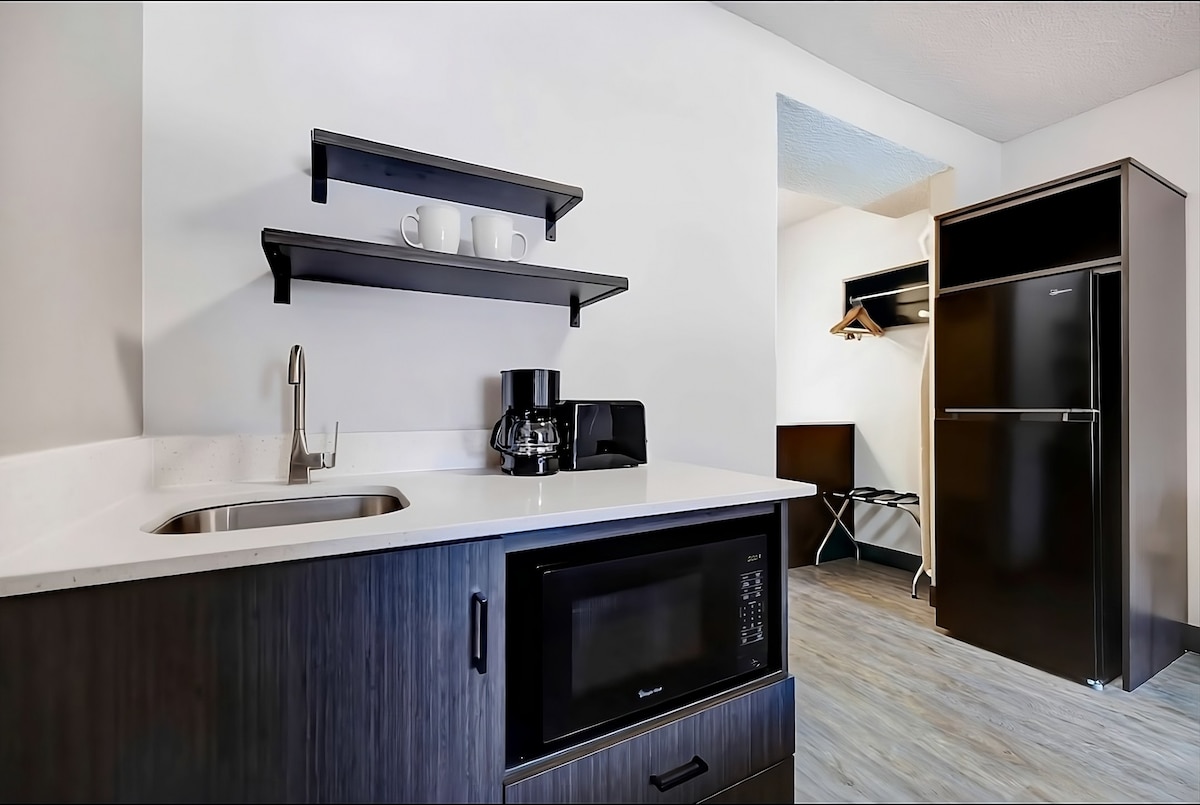 4 Pet-friendly Units! Free Parking, Kitchenette