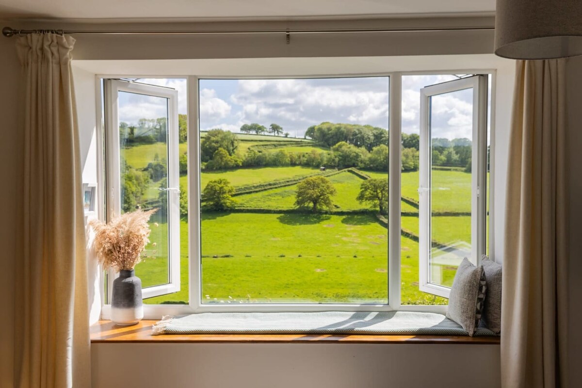 Charming Cottage with Stunning Views