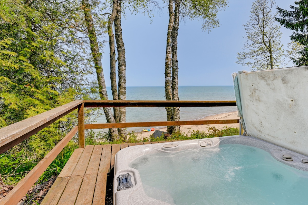 Beachy Palms Cottage on Lake Huron w/ Hot Tub!