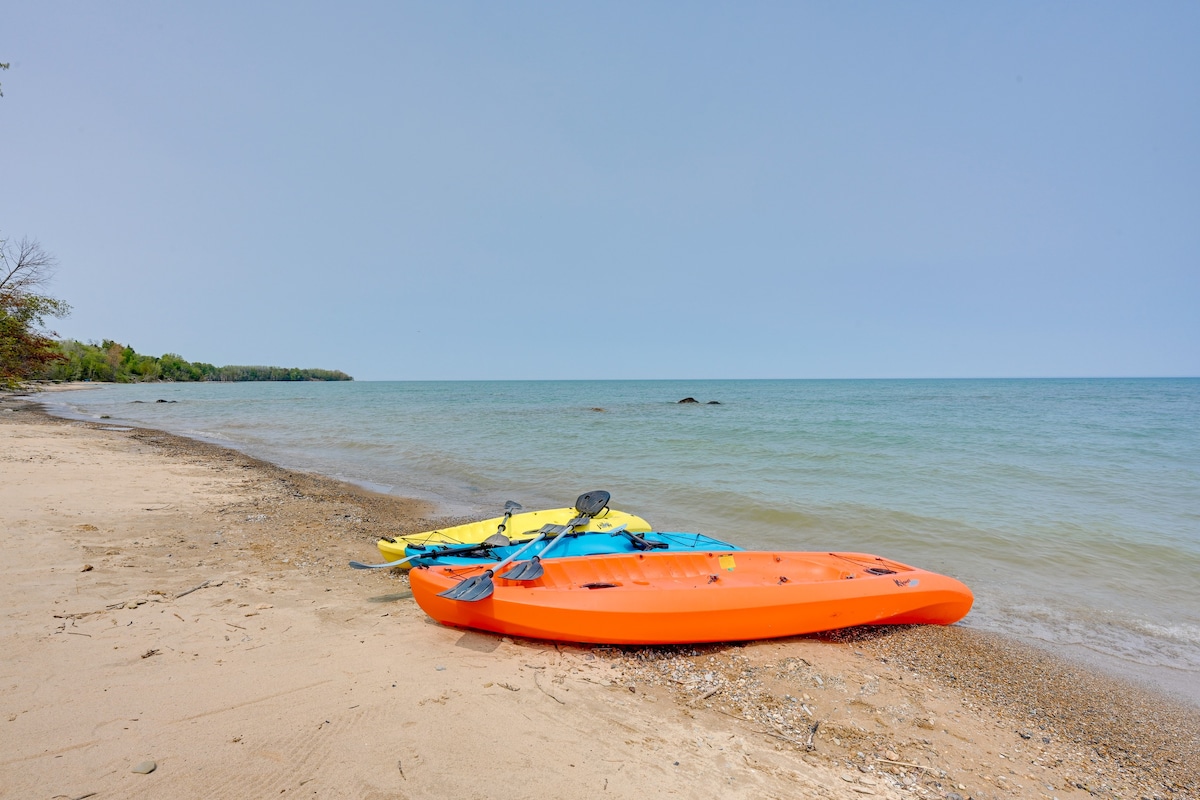 Beachy Palms Cottage on Lake Huron w/ Hot Tub!