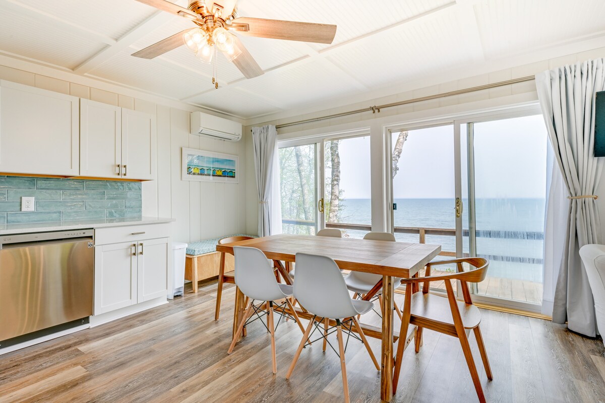 Beachy Palms Cottage on Lake Huron w/ Hot Tub!