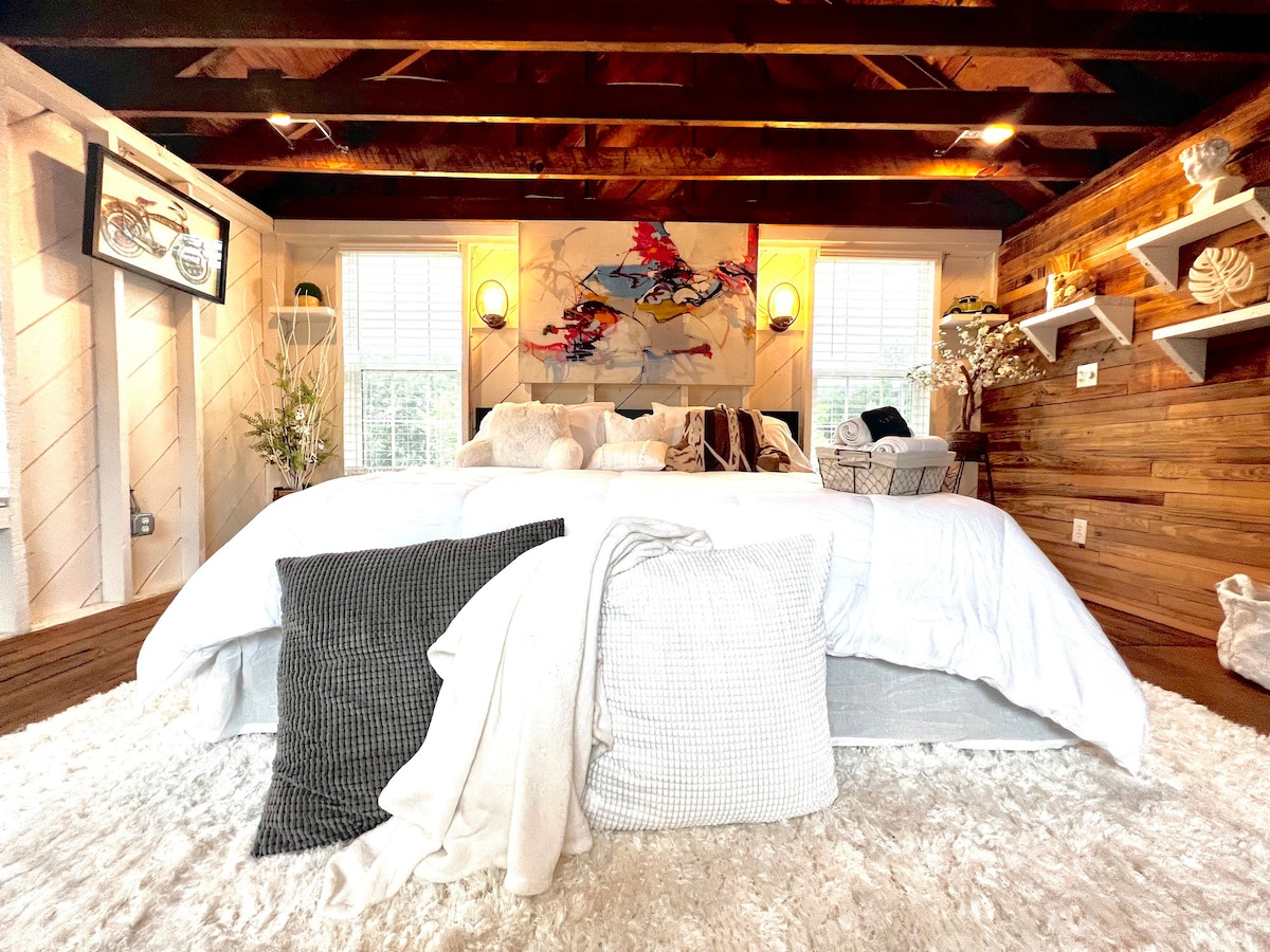 Tiny House Hideaway with King Bed