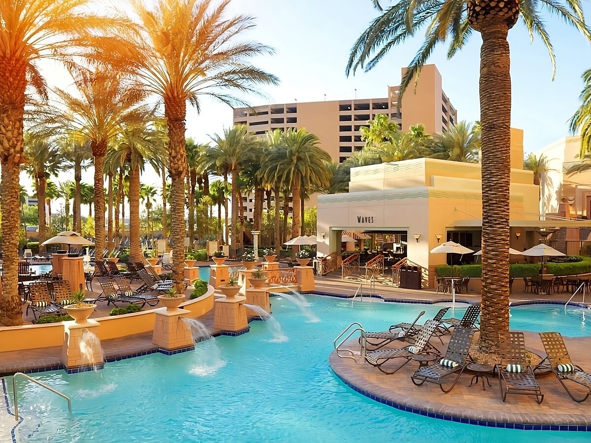 Ultimate Vegas Retreat! 2 Elegant Units, Pool!
