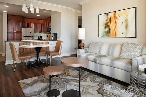 Relaxation in Vegas! 2 Spacious Units, Pool!