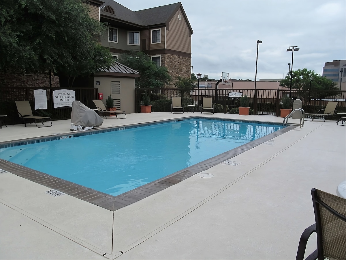 2 Units w/ Kitchens Close to the River Walk! Pool!