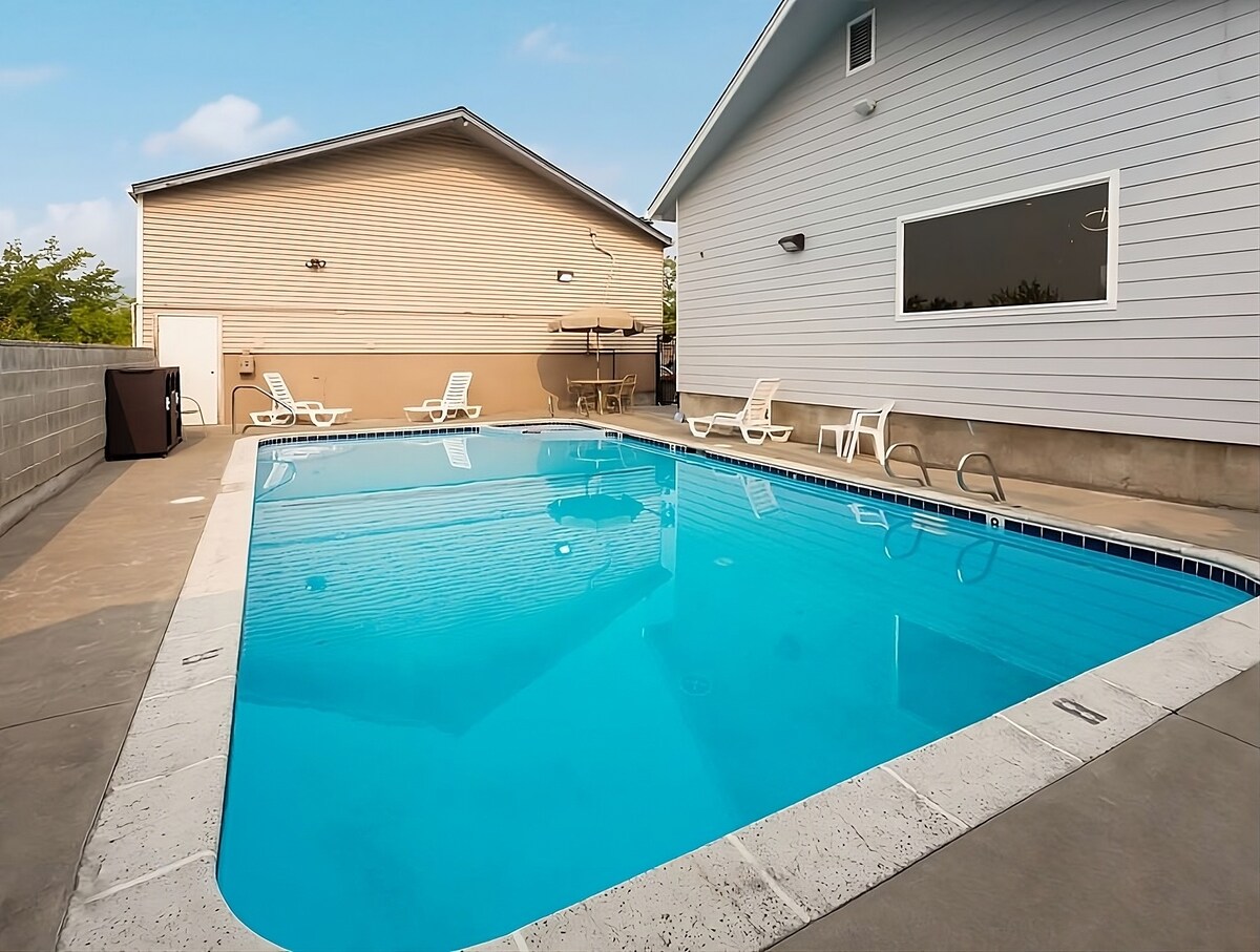 2 Wonderful Units! Pool Access and Free Parking!