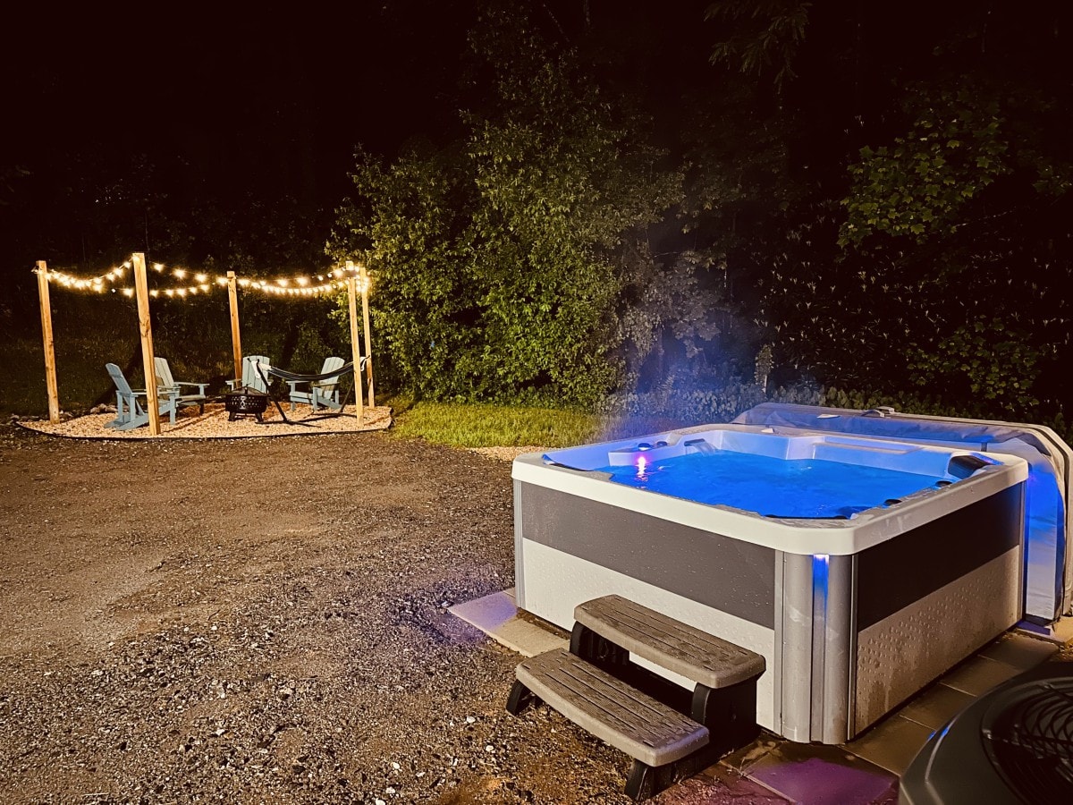 10 min to Asheville, Hot Tub, Fire Pit, No Pet Fee