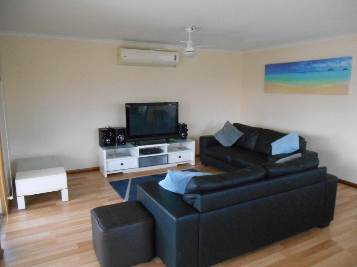 Stormbird Retreat -Walking distance to beach, Shop