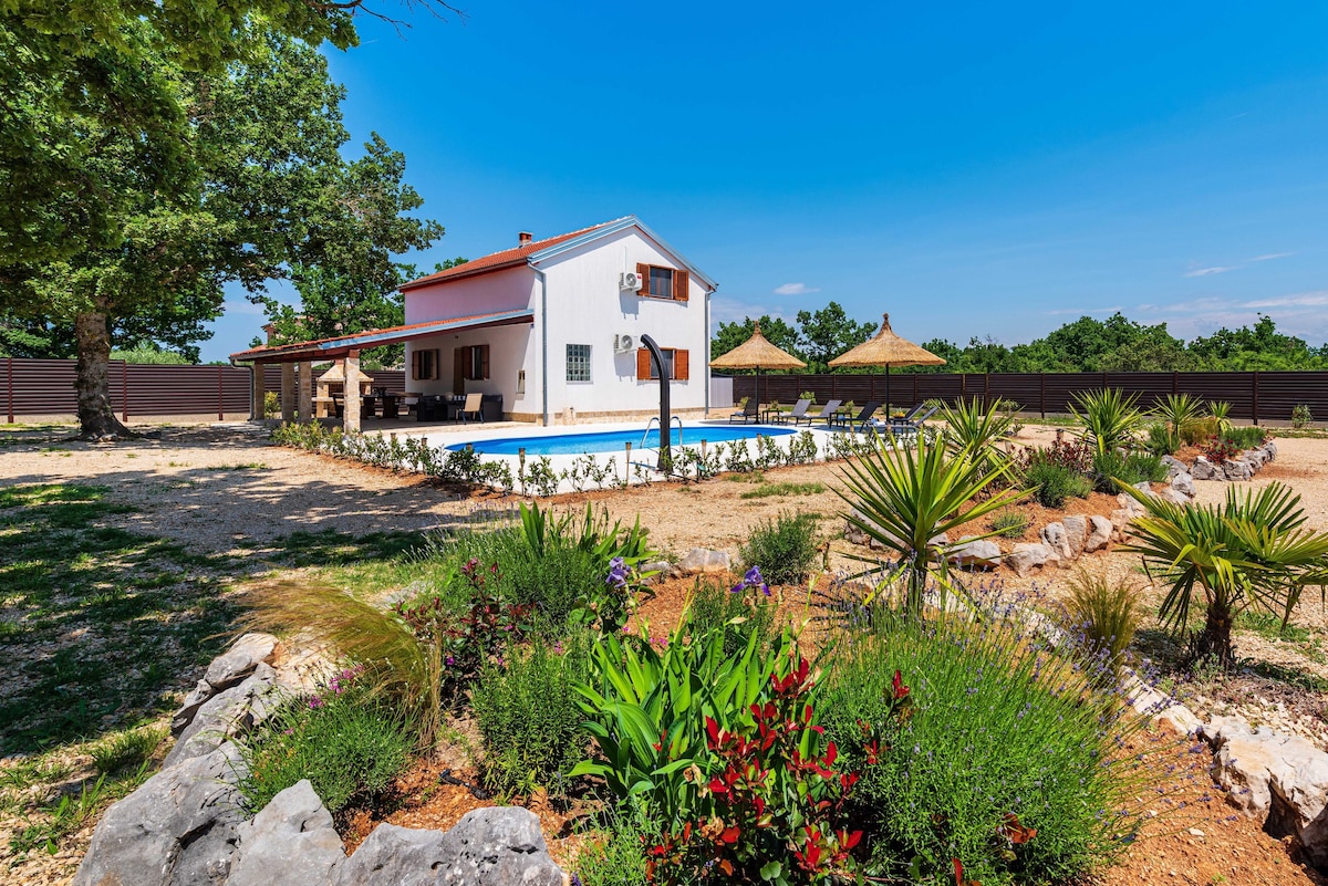 Holiday home Toma with private swimming pool