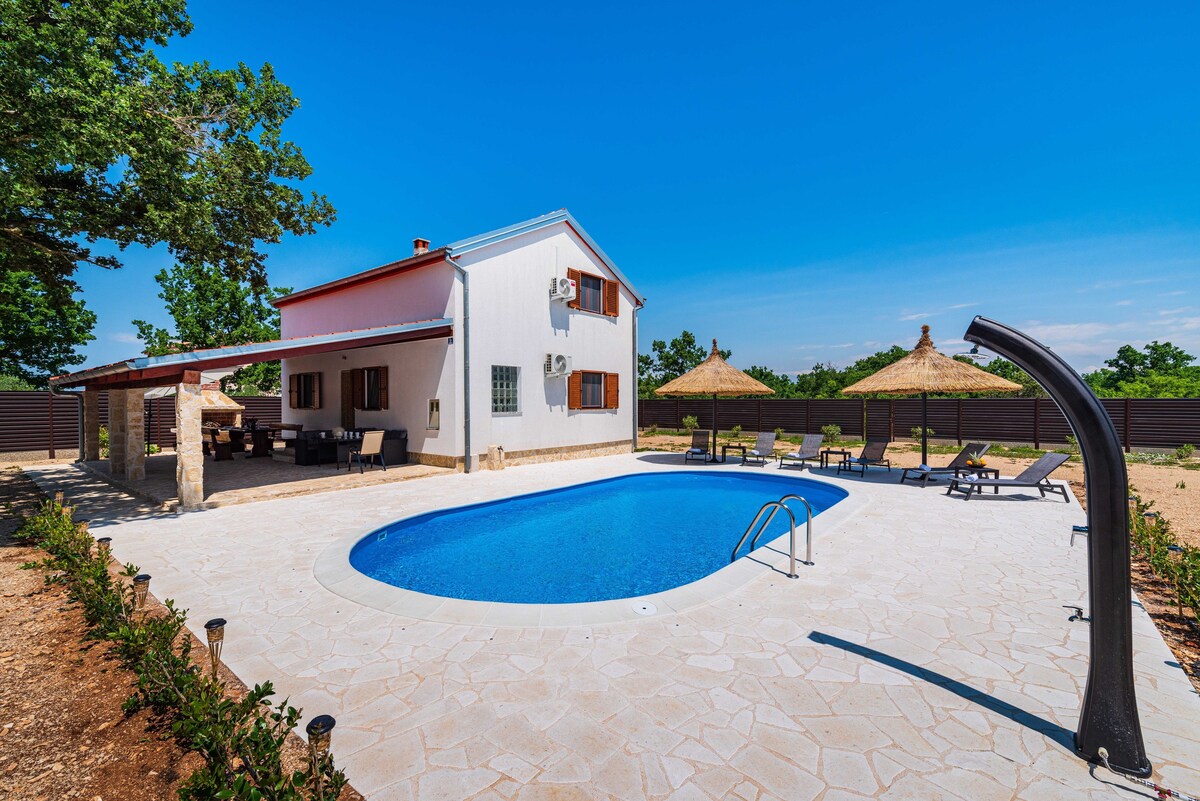 Holiday home Toma with private swimming pool