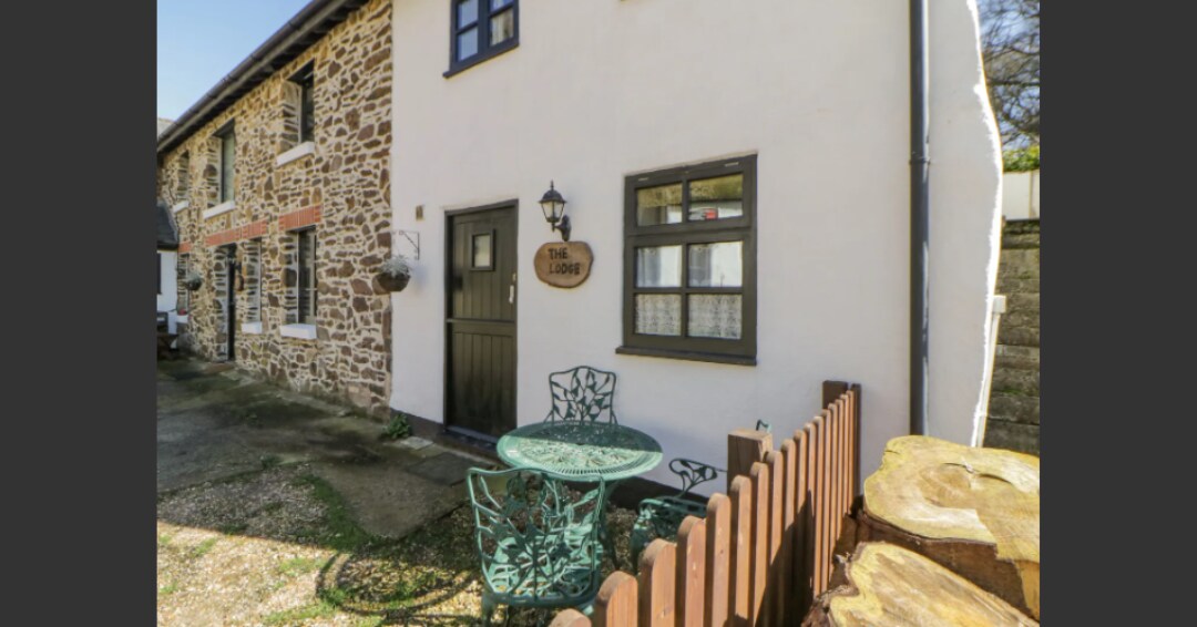 The Lodge 2 bedroom cottage beside The Cridford In