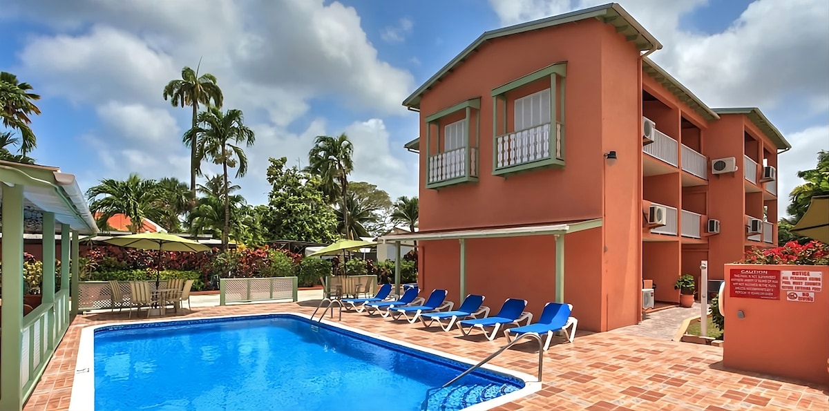 Family-friendly! 2 Comfortable Units, Outdoor Pool
