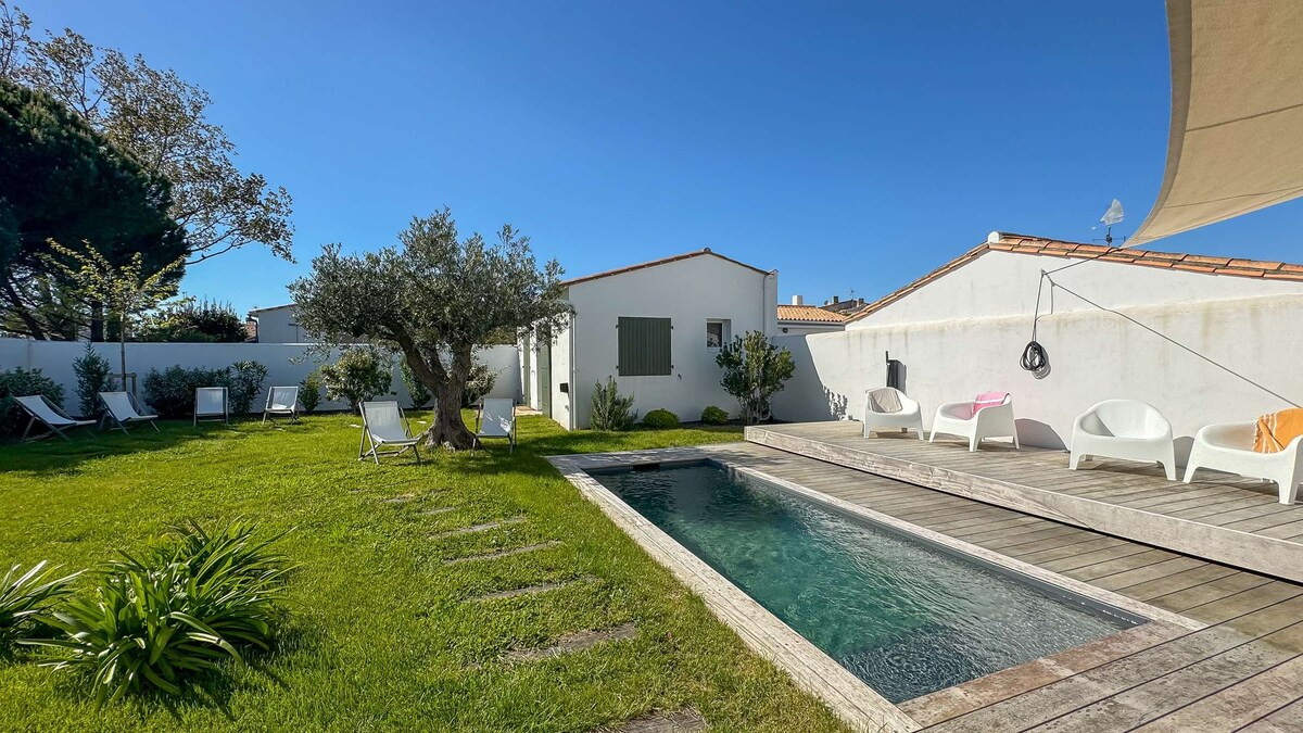 Luxury villa with pool in the center of La Couarde