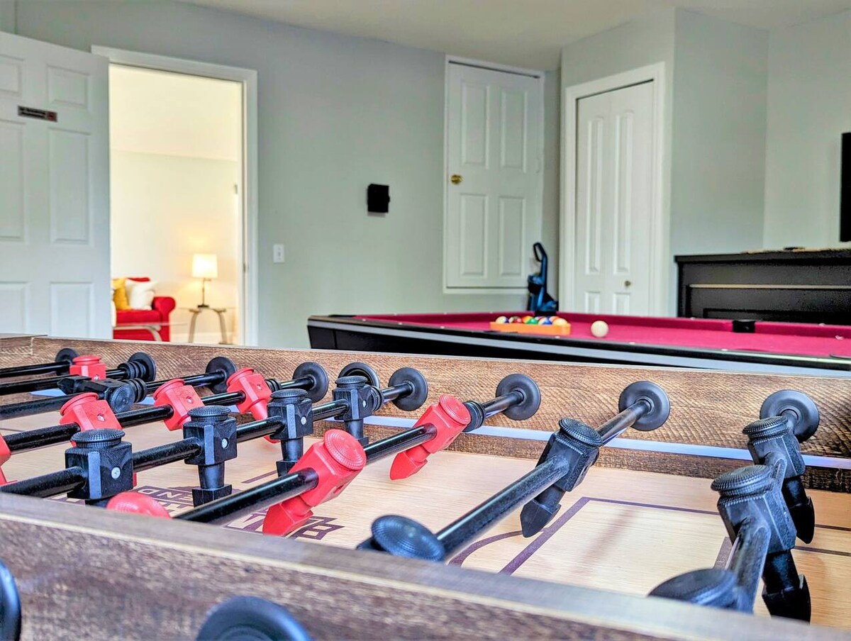 Super Spacious House w/ Private Pool and Game Room