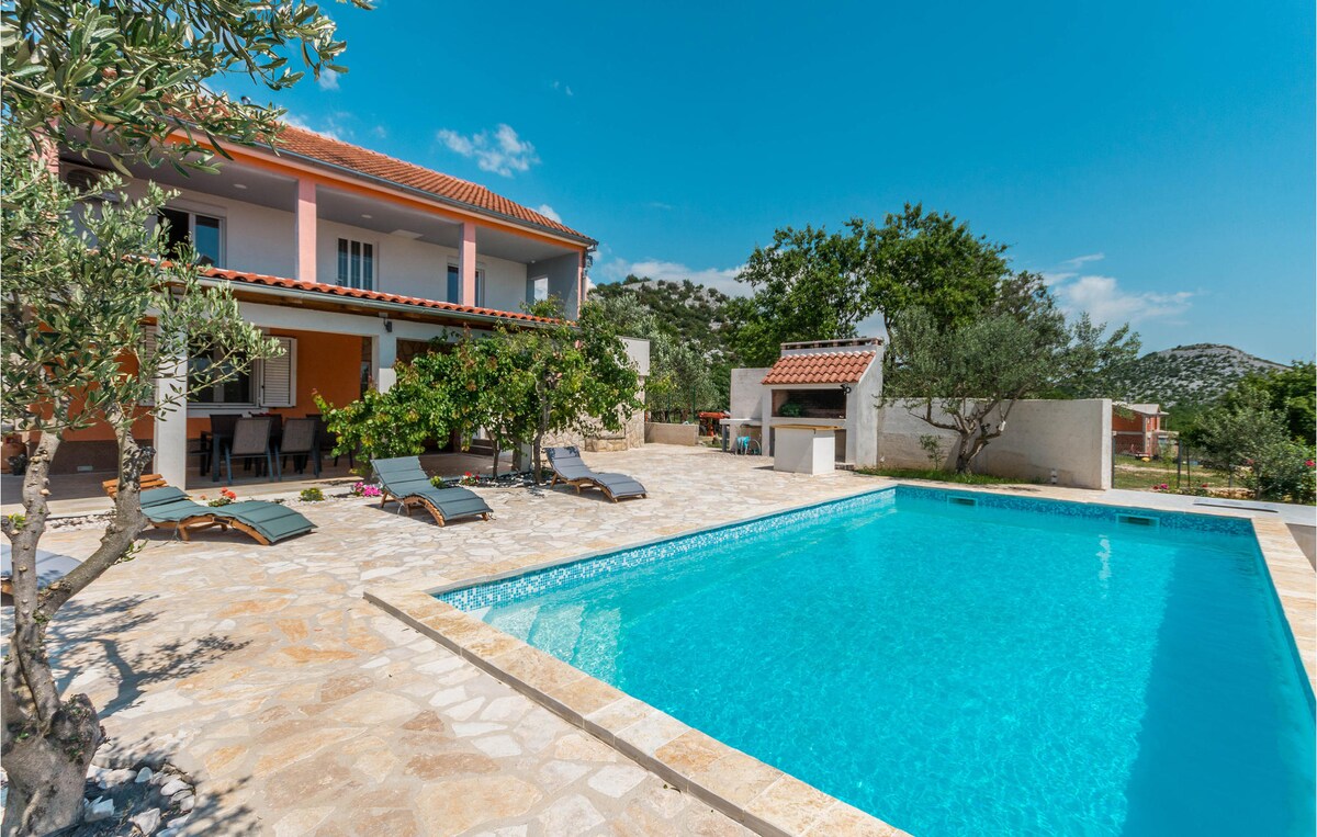 Gorgeous home with outdoor swimming pool