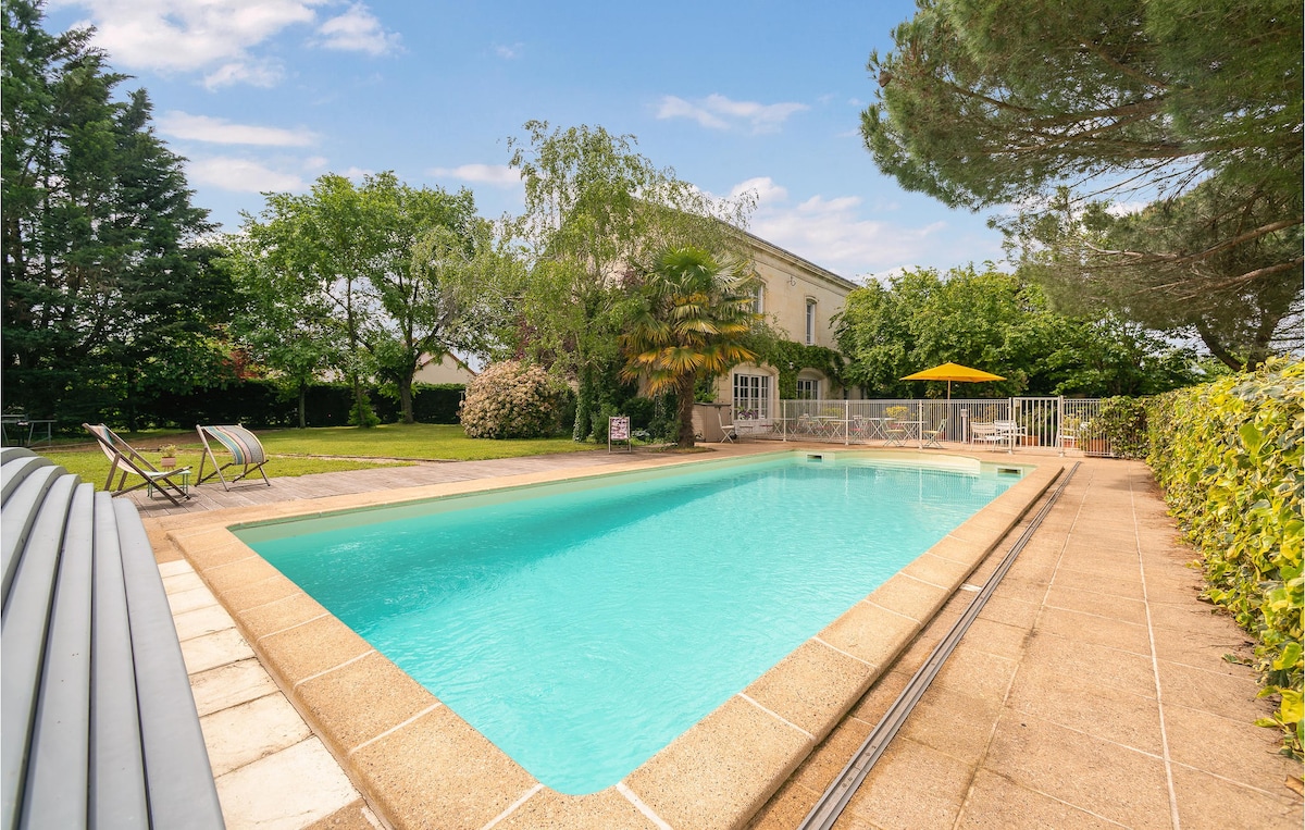 Beautiful home with Outdoor swimming pool, WiFi