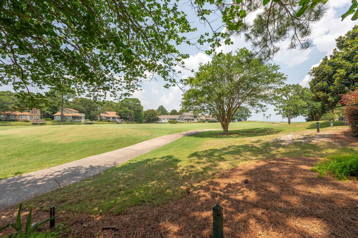 Driftwood Villa | Roomy Townhome on Golf Course