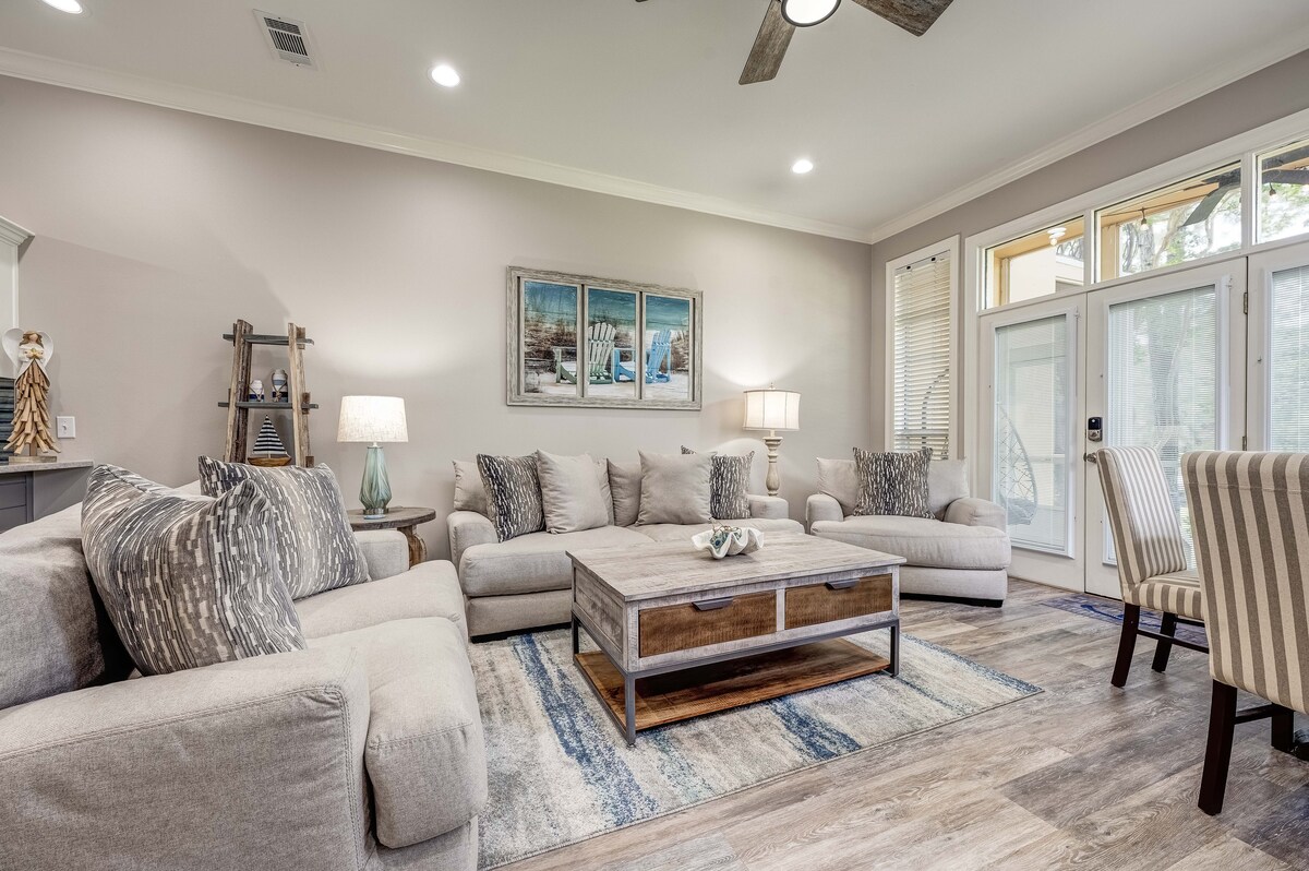 Driftwood Villa | Roomy Townhome on Golf Course