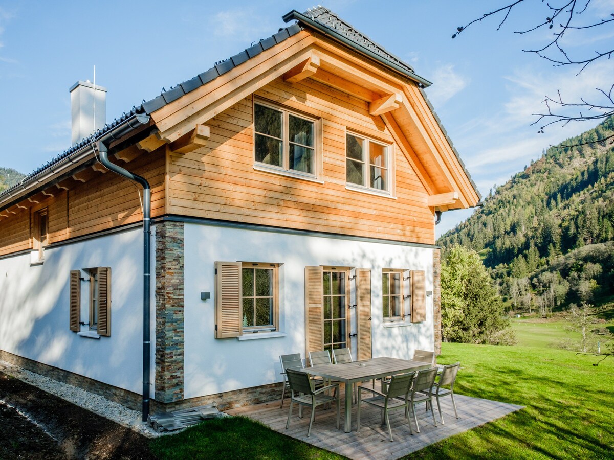 Detached chalet with wood-burning stove & sauna