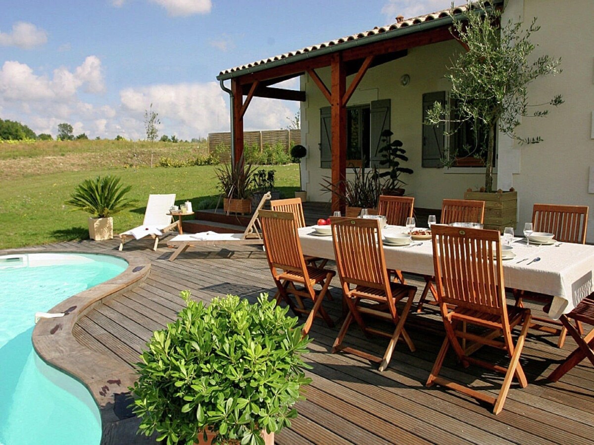 Luxury villa with covered terrace in Chalais