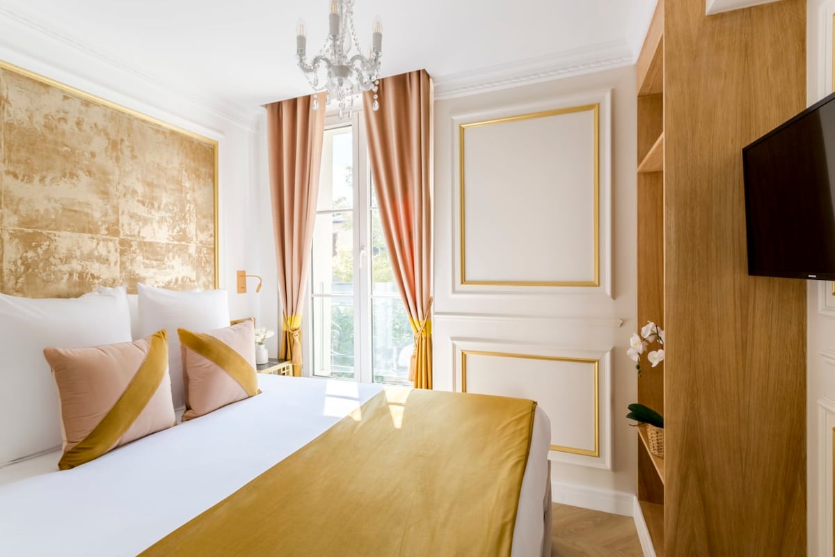 Luxury 2 Bedroom Eiffel-Tower with Terrace