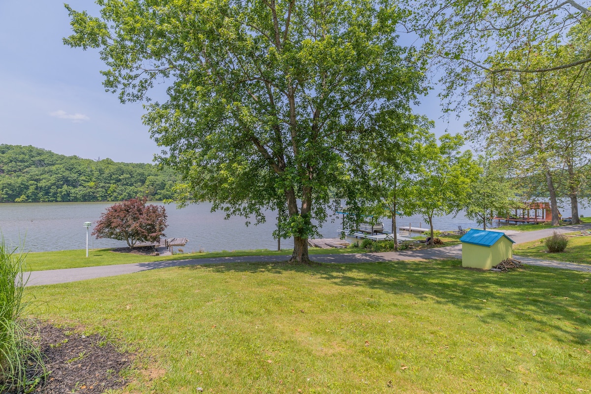 Cozy Waterfront Bungalow on Claytor Lake