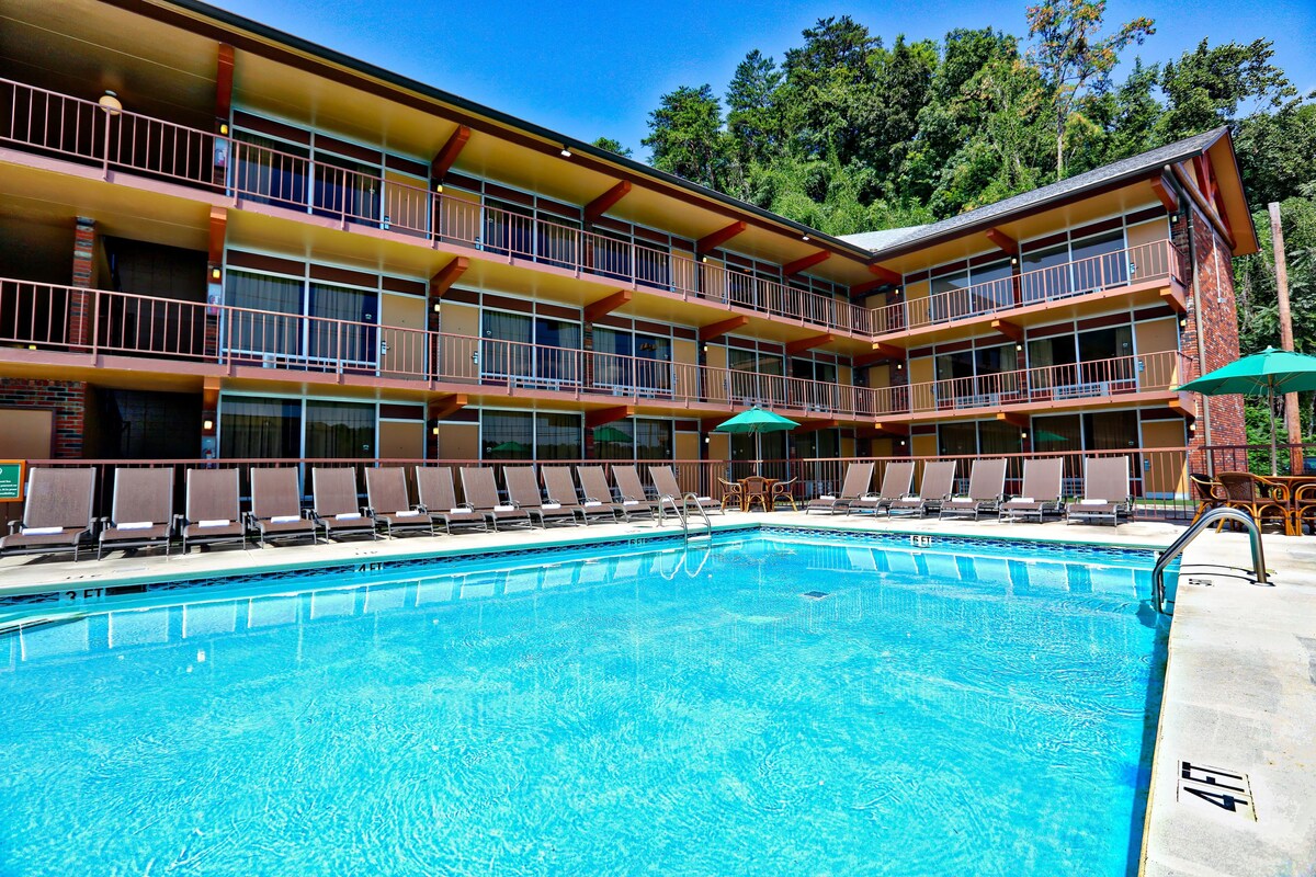 Enjoy a Hassle-free Stay! Free Parking, Pool