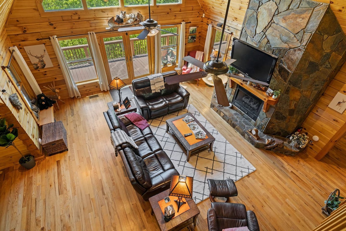 ~Cozy Log Cabin W/ Hot Tub, Theater, Game Room~