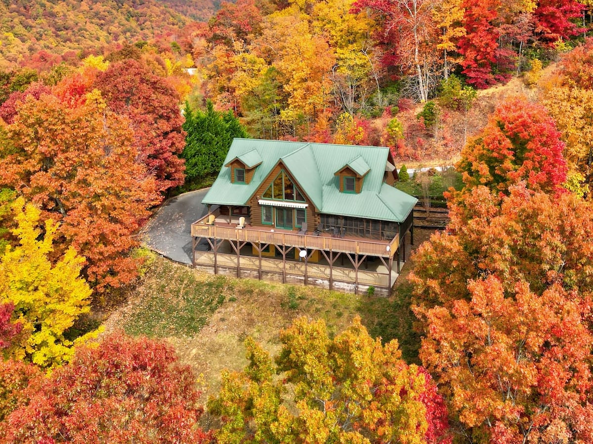 ~Cozy Log Cabin W/ Hot Tub, Theater, Game Room~