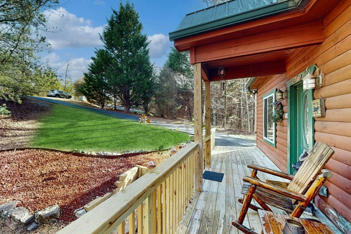 2BR Mountainview | Screened Deck | Hot Tub
