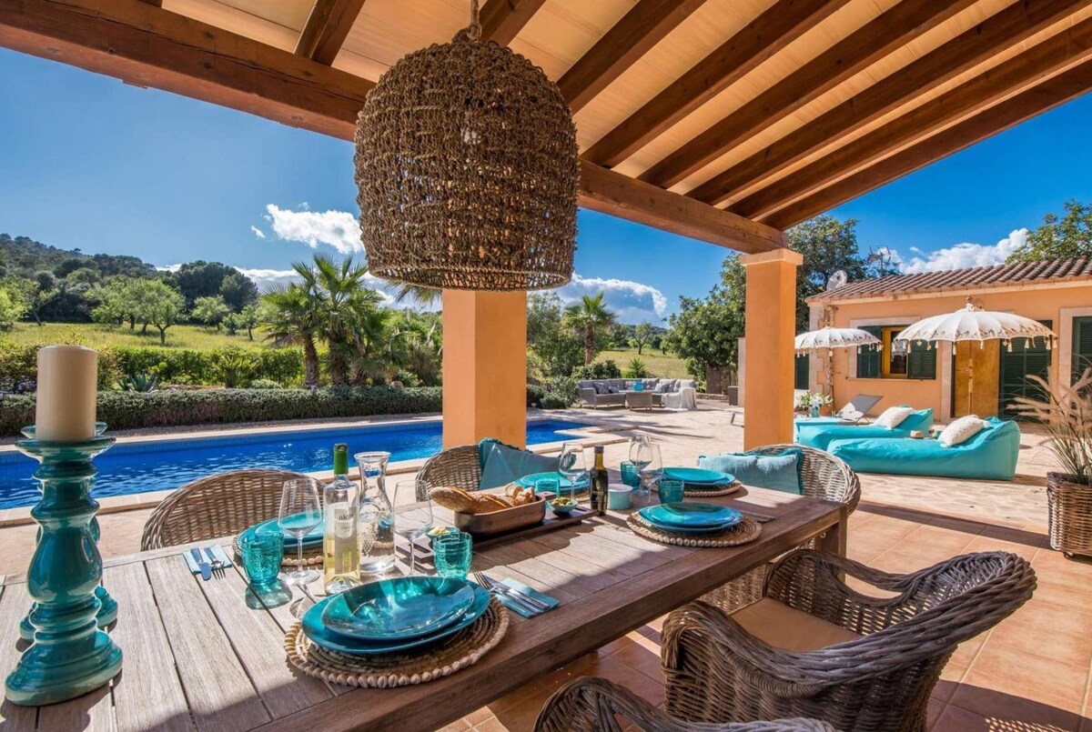 Finca jewel in a top location with a large pool.